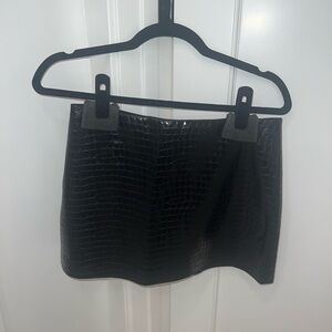 ALICE + OLIVIA BLACK CROC EMBOSSED LEATHER MINI SKIRT.
